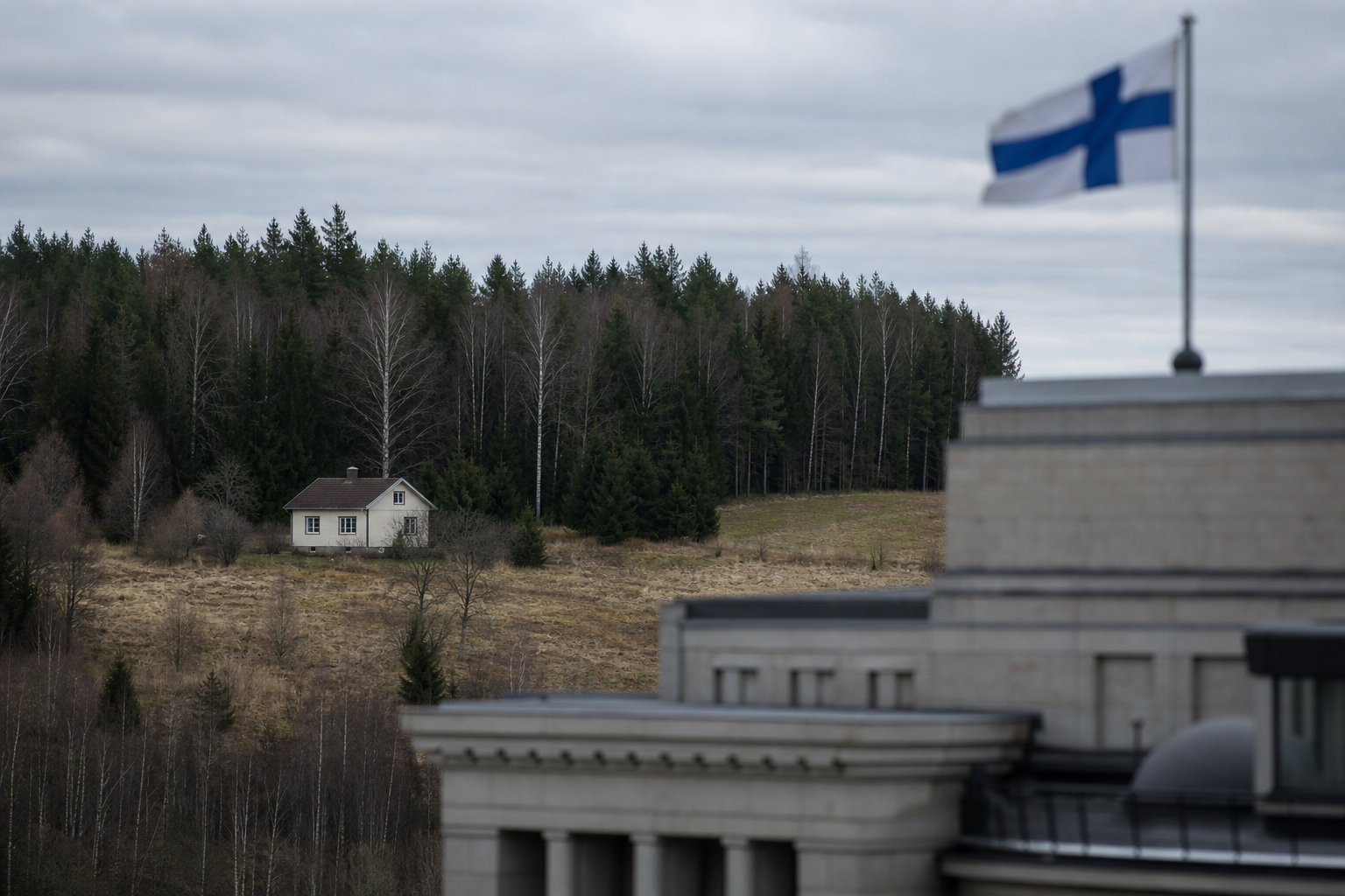 Suomalainen maaseutukiinteistö ja sumea virastorakennus viittaavat kiinteistökauppojen lupaharkintaan.