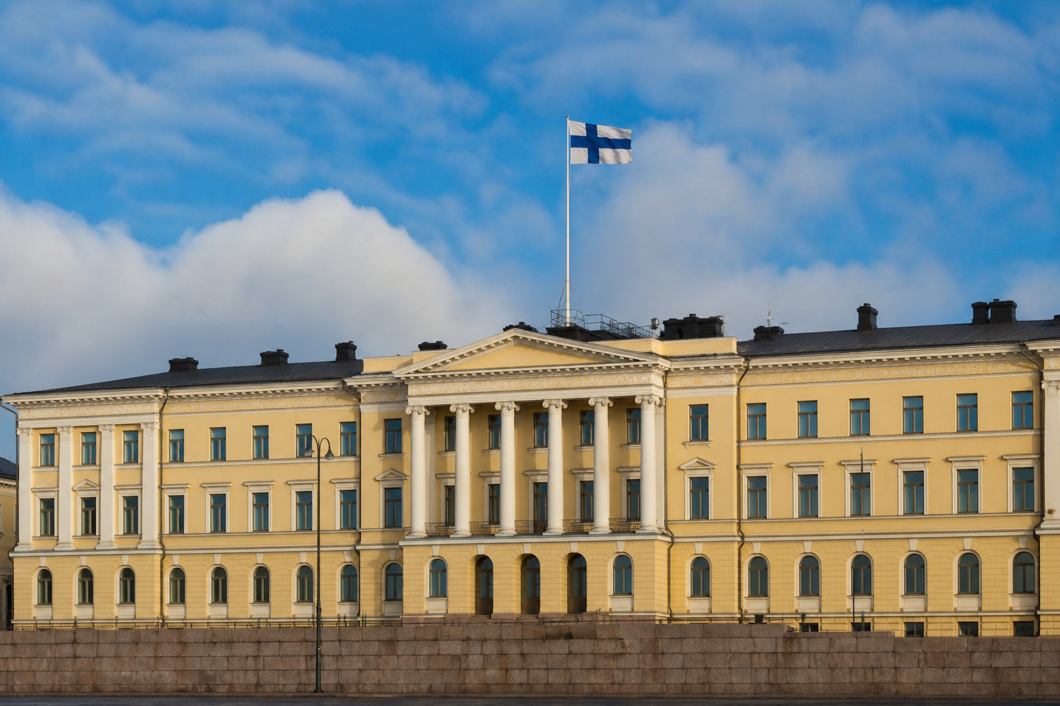 Suomen valtioneuvoston linna Helsingissä, Suomen lippu liehuu. Kuva symboloi valtionhallintoa ja viranomaisia.