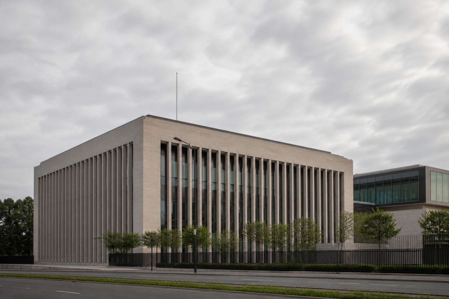 Puolustusministeriön rakennus Helsingissä harmaana päivänä.