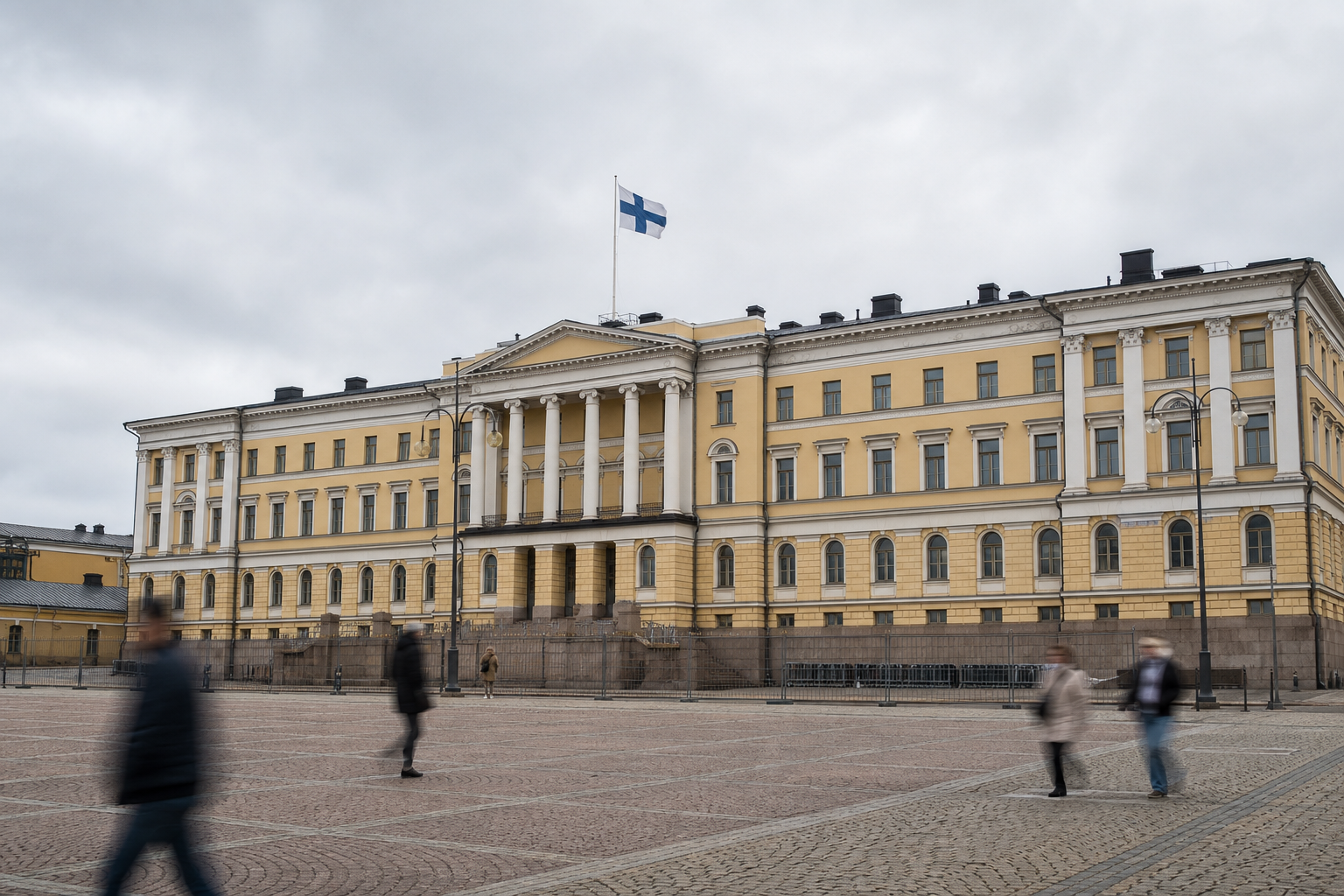 Valtioneuvoston linna Helsingin Senaatintorilla, Suomen lippu liehuu pilvisenä päivänä.